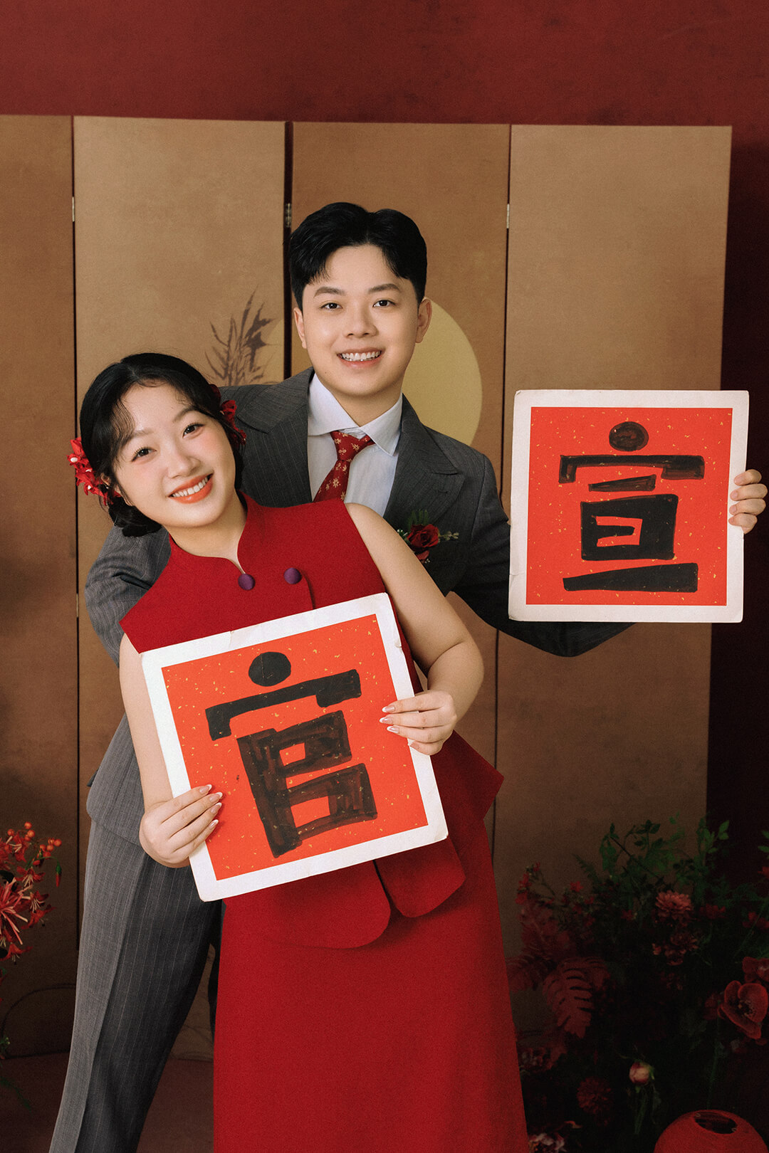 手持喜字的合照
