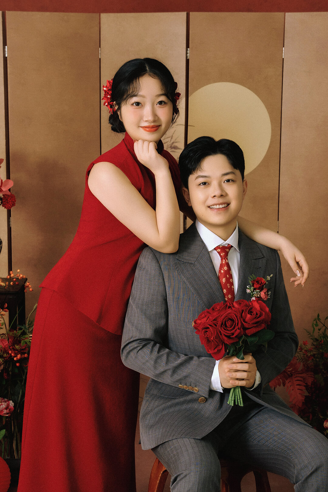 红裙坐姿婚纱照