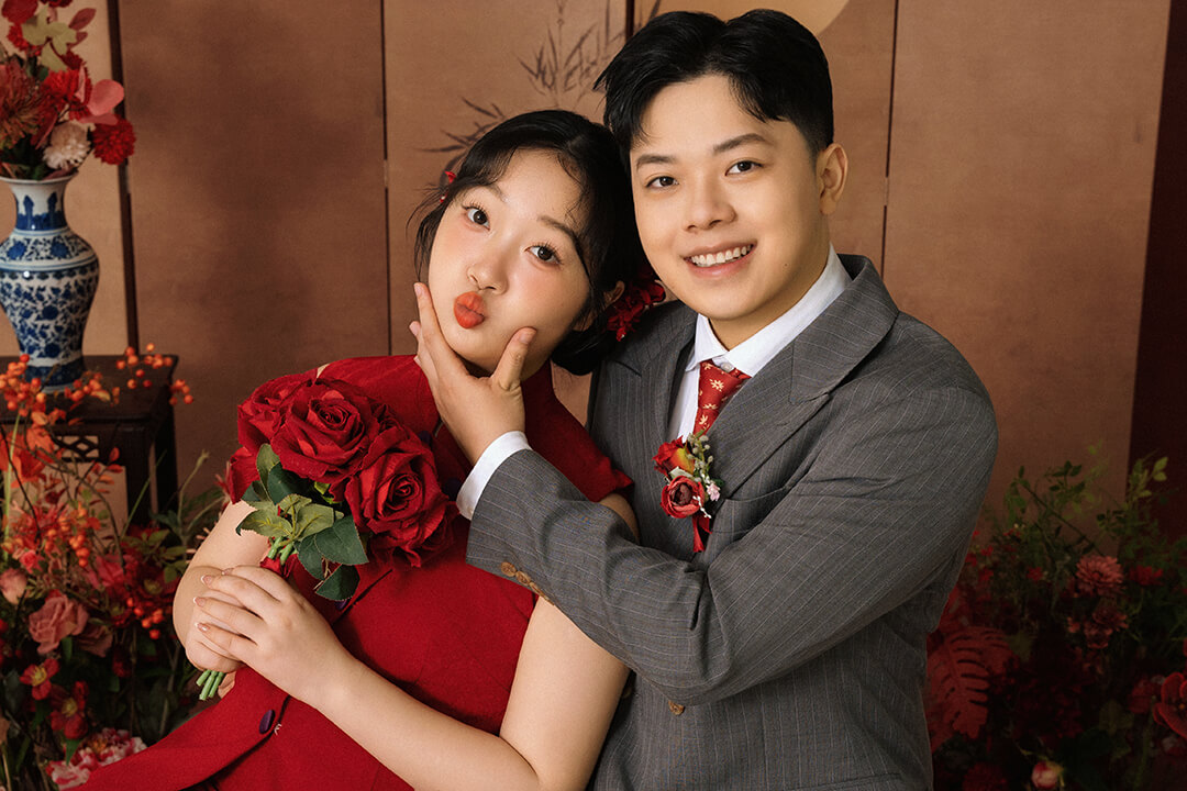 红裙拥抱的横幅婚纱照