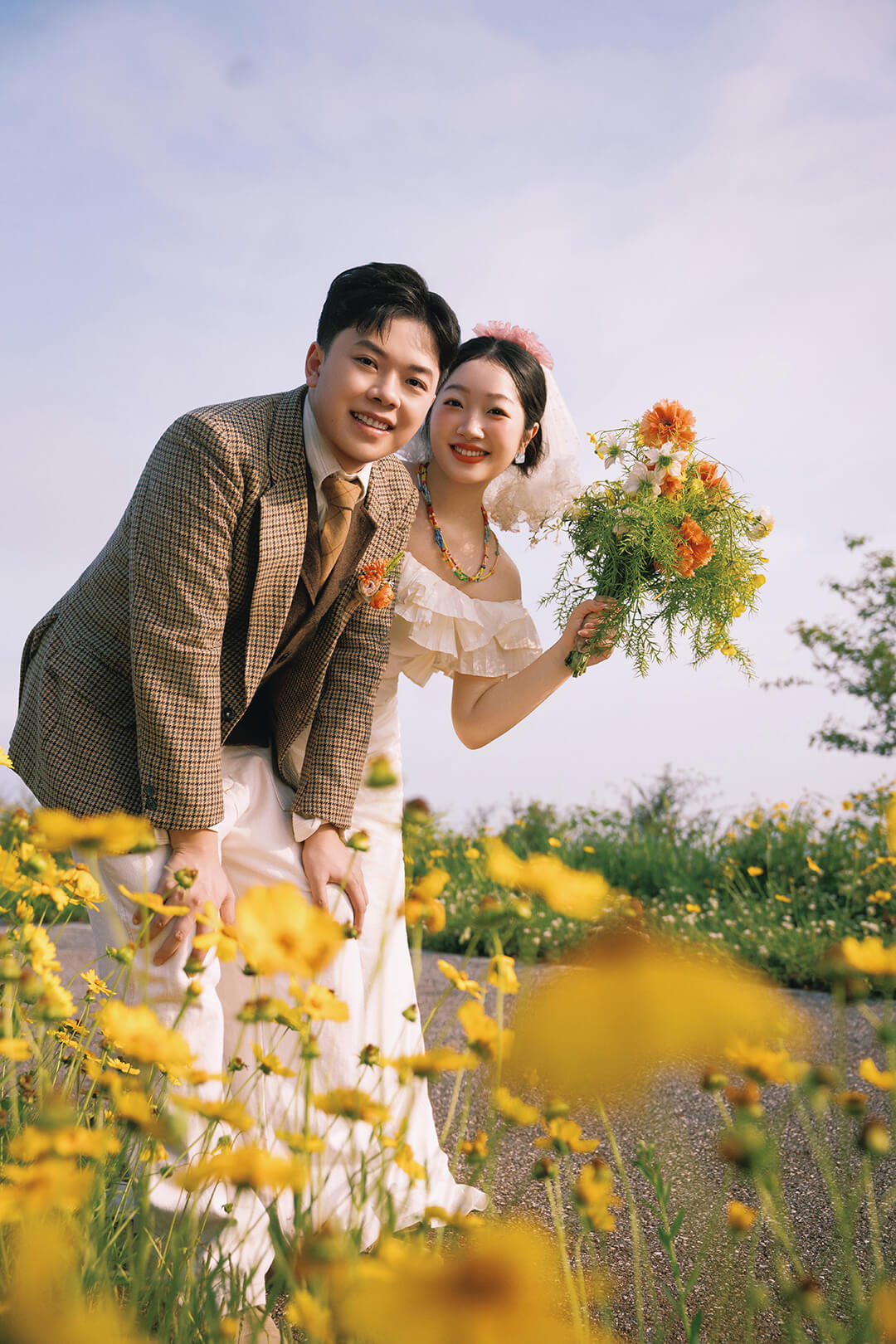 花海中的婚纱照